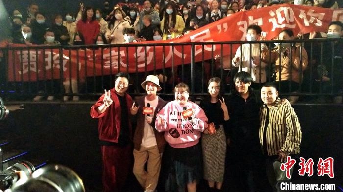 賈玲攜主創(chuàng)團(tuán)隊(duì)在襄陽舉辦影迷見面會(huì) 胡傳林 攝