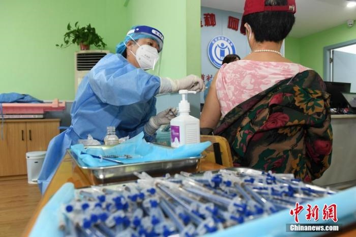 資料圖：市民來到醫(yī)院接種新冠疫苗。 楊華峰 攝