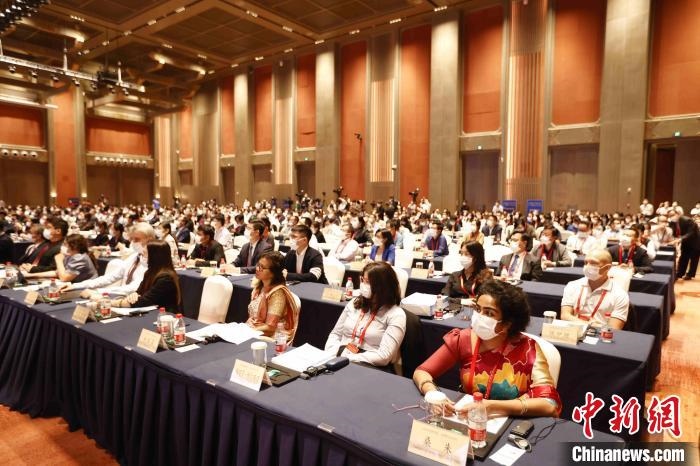 500余名專家學(xué)者、嘉賓代表以線上線下方式參加開幕式。　盛佳鵬 攝