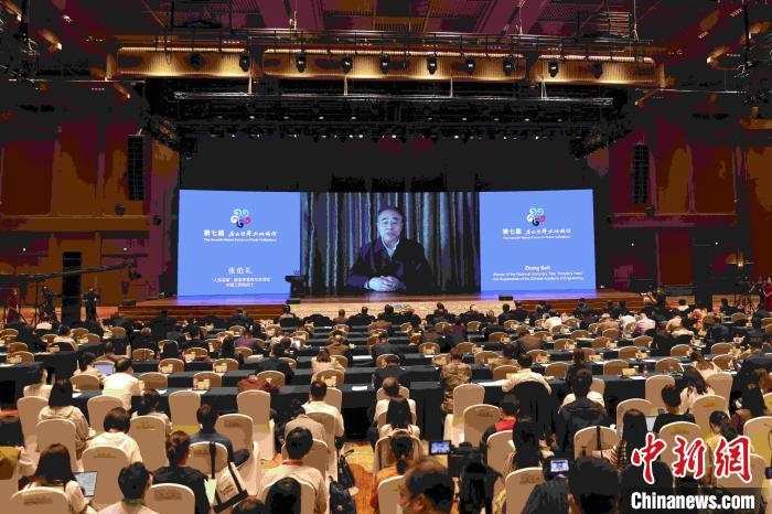 中國工程院院士、“人民英雄”國家榮譽(yù)稱號獲得者張伯禮通過視頻發(fā)表主旨演講?！∈⒓样i 攝