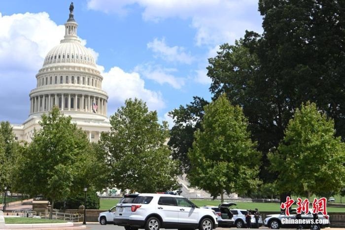 當?shù)貢r間8月19日，一名男子駕駛黑色皮卡至國會圖書館前，并聲稱車上有炸彈。該事件導致美國國會大廈周邊街道封鎖，警方還疏散了周邊國會辦公樓和聯(lián)邦最高法院里的工作人員。圖為警方在美國會大廈西側廣場警戒。 <a target='_blank' href='http://www.chinanews.com/'>中新社</a>記者 陳孟統(tǒng) 攝