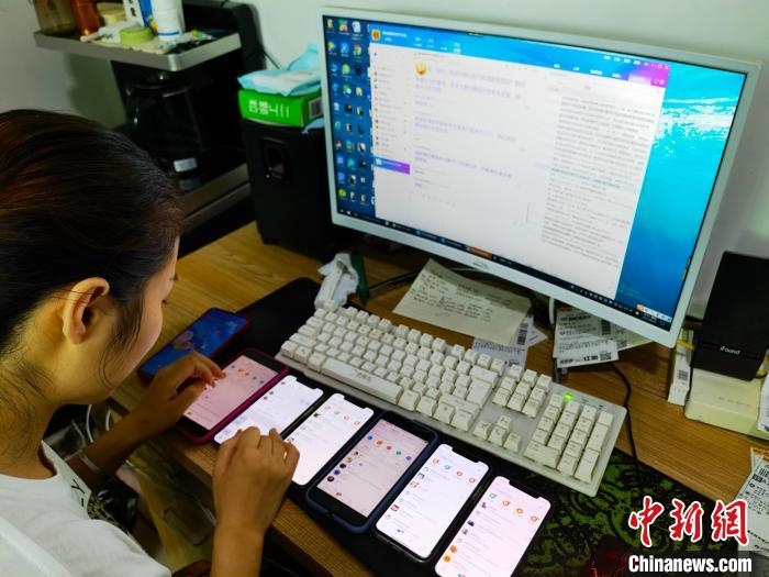 圖為網(wǎng)絡(luò)客服為網(wǎng)上“專車座套”客戶答疑釋惑?！巫雍?攝