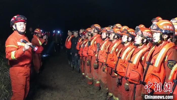 平遙縣消防救援大隊(duì)大隊(duì)長(zhǎng)龔宇作總攻發(fā)起前的動(dòng)員?！￠Z旭輝 攝