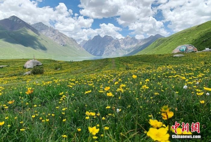 位于青海省果洛藏族自治州久治縣的年保玉則意為“神圣不可侵犯的地方”，山形如蓮花，總面積3469平方公里，保存有冰蝕地貌、冰磧地貌、現(xiàn)代冰川等地質(zhì)遺跡，有“天神后花園”之稱。
<a target='_blank' href='http://www.chinanews.com/'>中新社</a>記者 孫睿 攝