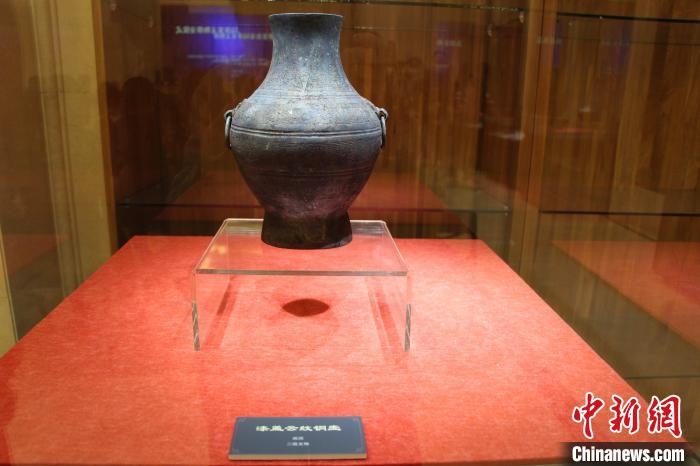 二級(jí)文物戰(zhàn)國(guó)時(shí)期漆蓋云紋銅壺?！≮w曉 攝