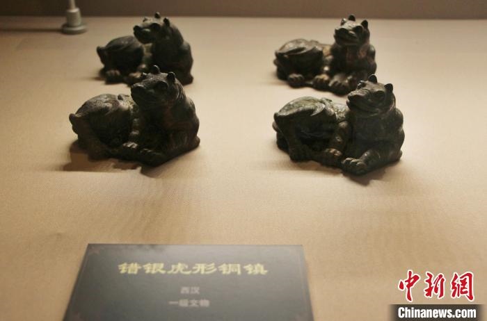 一級(jí)文物錯(cuò)銀虎形銅鎮(zhèn)?！≮w曉 攝