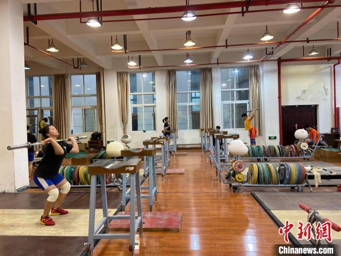 石智勇的師弟師妹們訓(xùn)練場景?！×植?攝