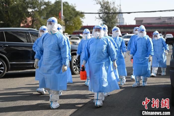 圖為醫(yī)務人員在封閉小區(qū)做防控工作。　劉文華 攝