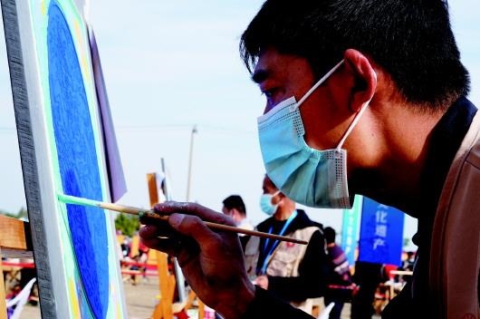 　　參加文物技能競賽彩畫項目的選手。