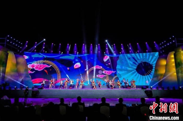 圖為中國·重慶秀山第二屆“金山銀山”文化旅游節(jié)開幕現場?！⌒闵娇h文旅委供圖