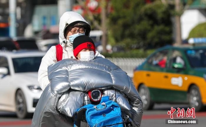 資料圖：市民在大風(fēng)降溫天氣下出行。 <a target='_blank' href='http://www.chinanews.com/'>中新社</a>記者 賈天勇 攝