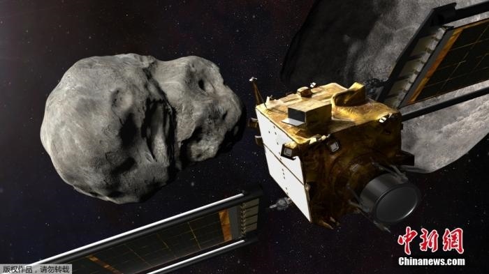 當(dāng)?shù)貢r間11月4日，法新社公布了兩張來自美國宇航局的太空效果圖，畫面顯示一艘宇宙飛船從小行星后面進(jìn)行撞擊。據(jù)悉，美國宇航局計劃讓一艘以每小時24000公里的速度飛行的宇宙飛船撞上一顆小行星以進(jìn)行“行星防御”測試，雖然地球尚且沒有面臨如此緊迫的危險。