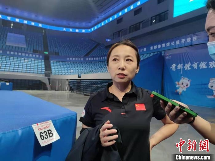 中國滑冰協(xié)會(huì)主席、前中國短道速滑隊(duì)主教練李琰表示，”冰雪惠民計(jì)劃“能推動(dòng)更多人上冰 郝凌宇 攝