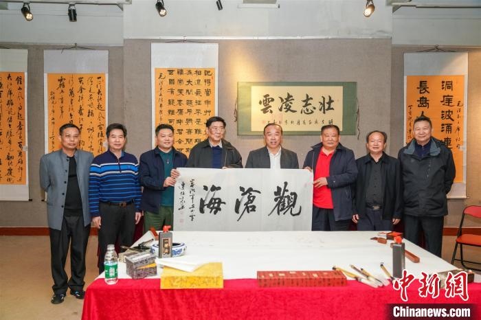 圖為百名將軍書(shū)畫(huà)展活動(dòng)現(xiàn)場(chǎng)?！∷涡憬?攝 攝