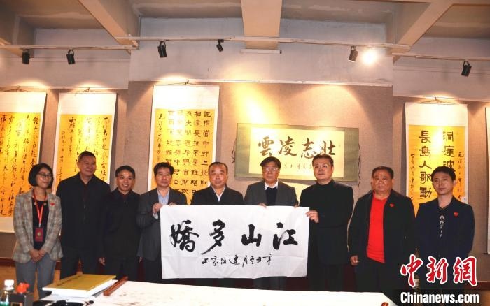 圖為百名將軍書(shū)畫(huà)展活動(dòng)現(xiàn)場(chǎng)?！☆佇玛?yáng) 攝 攝