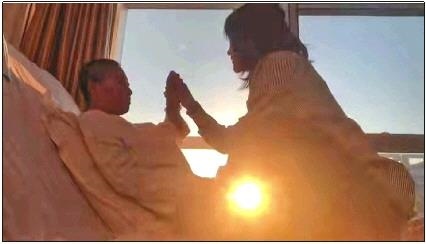 每天早上媽媽醒來(lái)后，母女倆都會(huì)迎著晨曦握手、擊掌。　視頻截圖