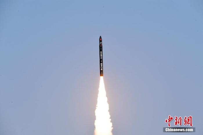 北京時(shí)間2021年12月7日12時(shí)12分，谷神星一號(hào)遙二運(yùn)載火箭在中國酒泉衛(wèi)星發(fā)射中心成功發(fā)射升空，將搭載的天津大學(xué)一號(hào)、麗澤一號(hào)、寶醞號(hào)、金紫荊五號(hào)、金紫荊一號(hào)03星等5顆小衛(wèi)星順利送入預(yù)定軌道，發(fā)射任務(wù)獲得圓滿成功。汪江波 攝