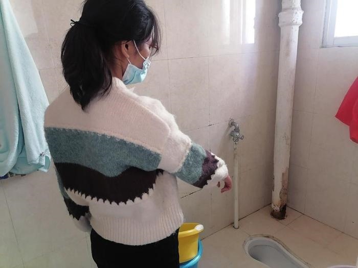  劉小姐在網(wǎng)上找人疏通出租屋里的廁所，被收費(fèi)5380元