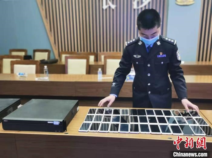 民警展示作案工具?！￠L沙市公安局供圖