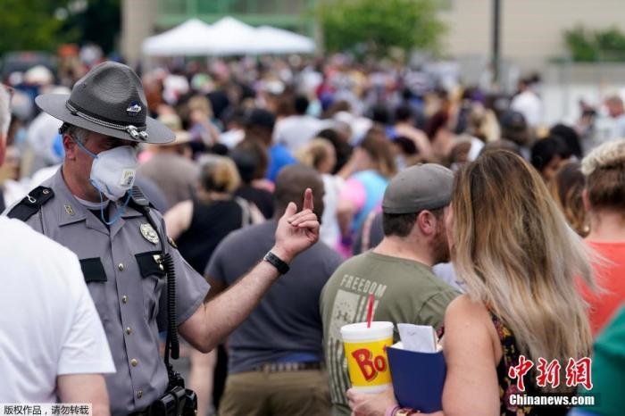 當地時間6月17日，美國肯塔基州國會大樓外，上千名在疫情期間失業(yè)的美國民眾在此排隊等候進入大樓。據悉肯塔基州在疫情期間開設了臨時失業(yè)辦公室。