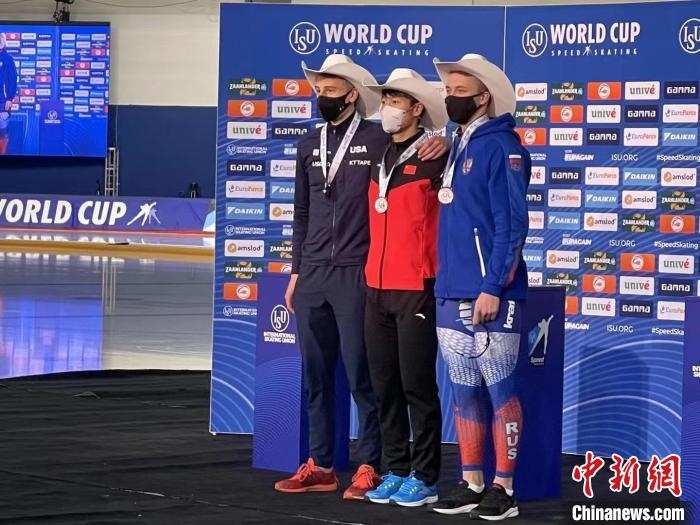 寧忠?guī)r在頒獎(jiǎng)儀式上?！『邶埥◇w育局提供