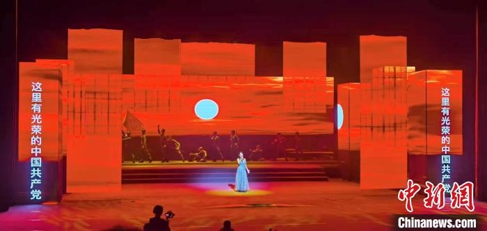 圖為“百年風(fēng)華”大型音樂史詩劇現(xiàn)場?！⒑ｌ` 攝