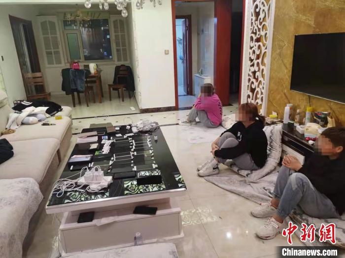 資料圖為果洛藏族自治州公安民警抓獲的犯罪嫌疑人?！‖斍呖h公安局供圖