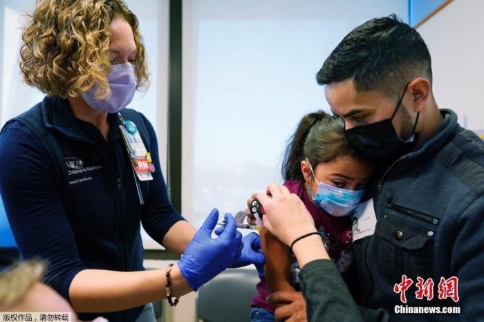資料圖：當?shù)貢r間11月3日，美國華盛頓，國立兒童醫(yī)院為孩子接種疫苗。美國新冠疫苗接種進入了一個新階段，數(shù)百萬名小學生現(xiàn)在可以接種疫苗。
