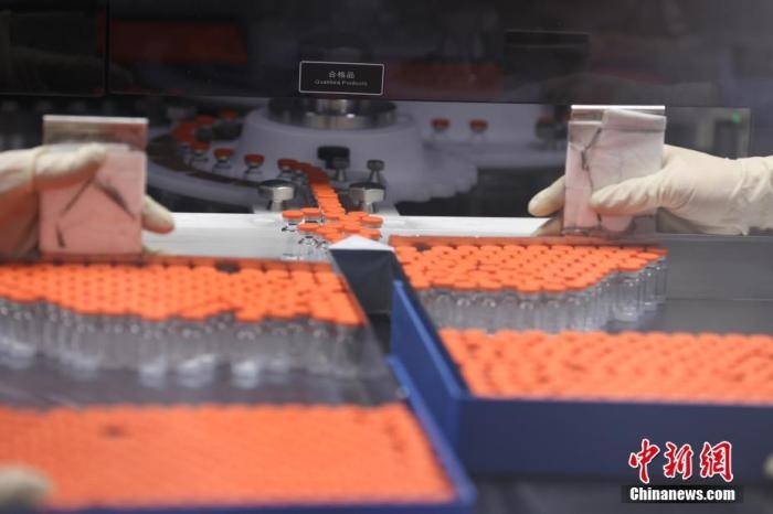 資料圖：北京科興中維生物技術(shù)有限公司生產(chǎn)線上的疫苗。 <a target='_blank' href='/'>中新社</a>記者 蔣啟明 攝 　