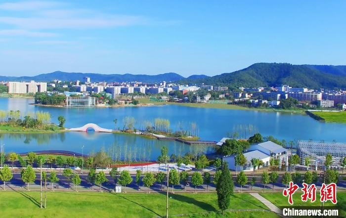 后湖藝術(shù)園?！√菩∏?攝