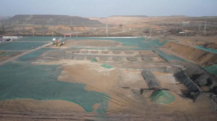 2021年12月11日，督察組使用無(wú)人機(jī)拍攝，神木市蘭炭產(chǎn)業(yè)特色園區(qū)檸條塔片區(qū)廢水集中處理設(shè)施僅完成部分基礎(chǔ)建設(shè)