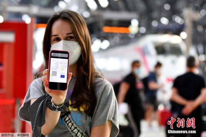 當(dāng)?shù)貢r間2021年9月1日，意大利米蘭，乘客在火車站出示的健康證明。