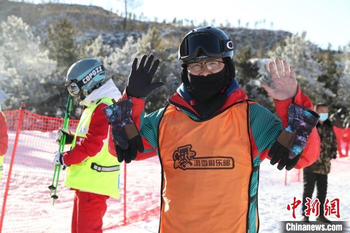 圖為滑雪場(chǎng)現(xiàn)場(chǎng)?！≡S婷 攝