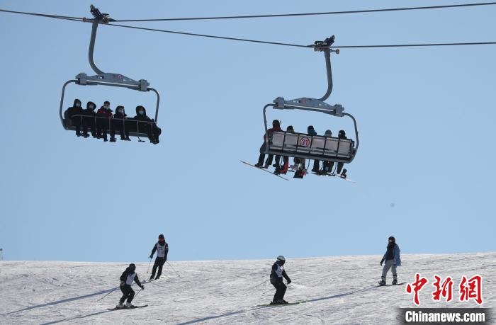 圖為滑雪場(chǎng)現(xiàn)場(chǎng)。　許婷 攝