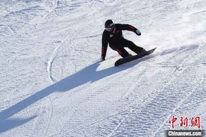 圖為滑雪場(chǎng)現(xiàn)場(chǎng)?！≡S婷 攝