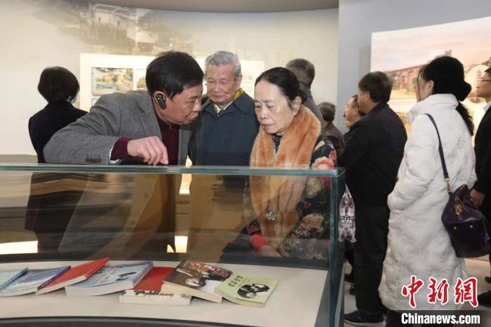 船政后裔在參觀新館?！￡悤造o 攝