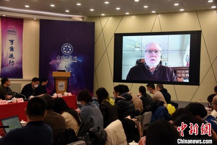 美國伊利諾伊大學(xué)教授理查德？克魯切爾通過視頻點評FAST測量星際磁場最新研究成果。　<a target='_blank' href='/'>中新社</a>記者 孫自法 攝