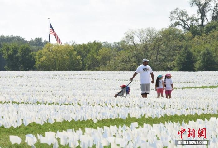 當(dāng)?shù)貢r(shí)間2021年9月18日，美國(guó)首都華盛頓國(guó)家廣場(chǎng)上插著數(shù)十萬(wàn)白色旗幟，悼念新冠逝者。這個(gè)名為“在美國(guó)：銘記”藝術(shù)裝置由美國(guó)藝術(shù)家弗斯滕伯格(Suzanne Firstenberg)策劃，她計(jì)劃在兩周內(nèi)與公眾一起在華盛頓國(guó)家廣場(chǎng)插上與美國(guó)新冠死亡病例數(shù)對(duì)應(yīng)的白旗，以示悼念。 <a target='_blank' href='/'>中新社</a>記者 陳孟統(tǒng) 攝