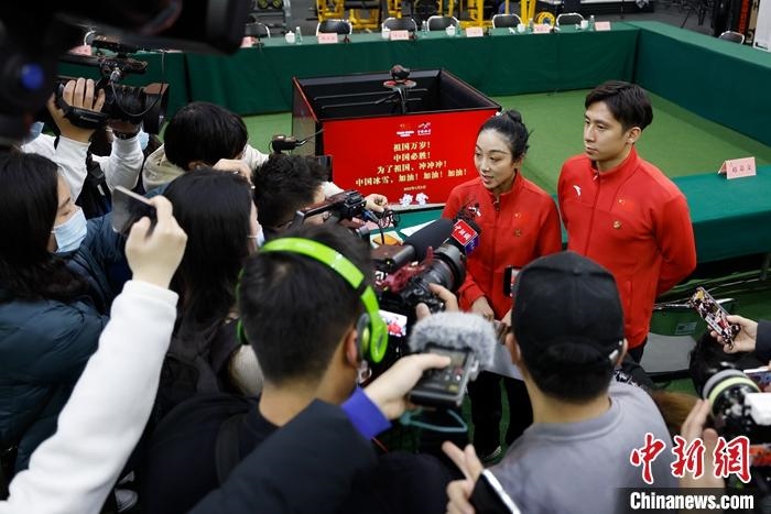 1月5日晚，全力沖刺北京冬奧學(xué)習(xí)座談會在北京舉行。座談會后，中國花樣滑冰雙人滑組合隋文靜、韓聰接受記者采訪。 <a target='_blank' href='/'>中新社</a>記者 富田 攝
