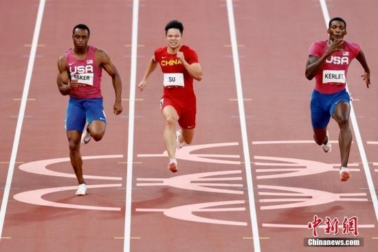 資料圖：北京時間8月1日晚，在東京奧運會男子百米決賽中，中國選手蘇炳添以9.98秒的成績獲得第六名，作為首位闖進奧運男子百米決賽的中國人，他再次創(chuàng)造了歷史。圖為蘇炳添在比賽中。<a target='_blank' href='/'>中新社</a>記者 富田 攝