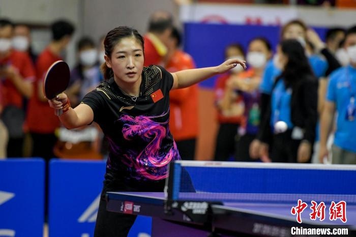 劉詩雯在2021年全國乒乓球“業(yè)余球王”總決賽中與選手互動交流球技。　駱云飛 攝