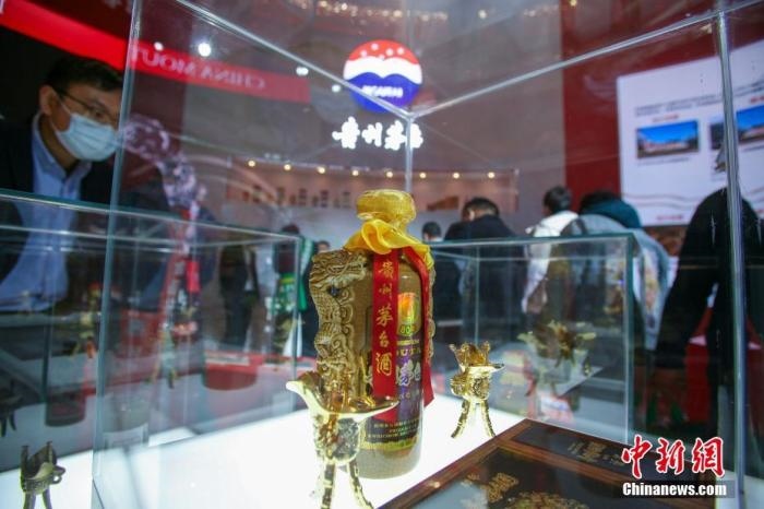 10月19日，天津，參觀者在中國茅臺展位參觀展示的白酒。當(dāng)天，第105屆全國糖酒商品交易會在國家會展中心(天津)啟幕。本屆糖酒會展覽總面積20萬平方米，吸引了來自40多個國家和地區(qū)的3504家參展商參展，共設(shè)置了傳統(tǒng)酒類、葡萄酒及國際烈酒、食品及飲料、調(diào)味品及配料、食品機械及包裝等展區(qū)。 <a target='_blank' href='/'>中新社</a>記者 佟郁 攝