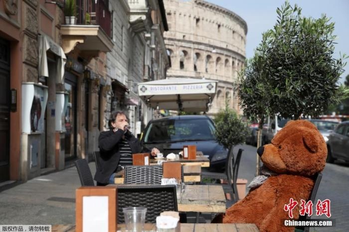 資料圖：意大利羅馬斗獸場(chǎng)附近的酒吧，顧客在露臺(tái)上喝酒。