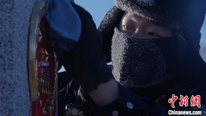 圖為恩和哈達邊境派出所的9名民警踏雪巡邊?！⒕S明 攝