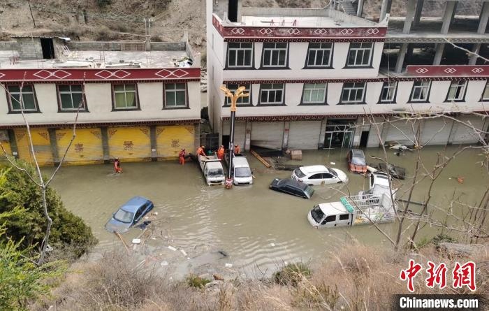 救援人員正在丹巴一處民房被淹處搜尋和轉(zhuǎn)移人員?！≈苡?攝