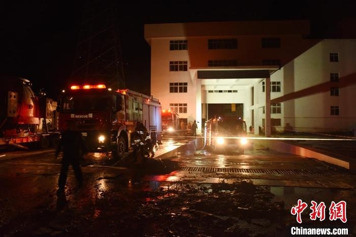 丹巴關(guān)州電站外多臺(tái)消防車輛正在開(kāi)展排水作業(yè)。　周勇 攝