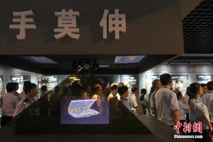 資料圖：2015年10月，海南省公安廳組織黨員干部前往反腐倡廉警示教育基地參觀受教。洪堅鵬 攝