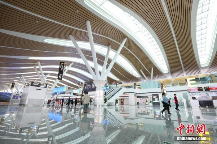 資料圖：貴陽(yáng)龍洞堡國(guó)際機(jī)場(chǎng)T3航站樓出發(fā)大廳。 瞿宏倫 攝