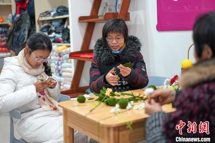 文創(chuàng)工作室的姐妹們正在鉤織月桂葉片?！」帕捡x 攝