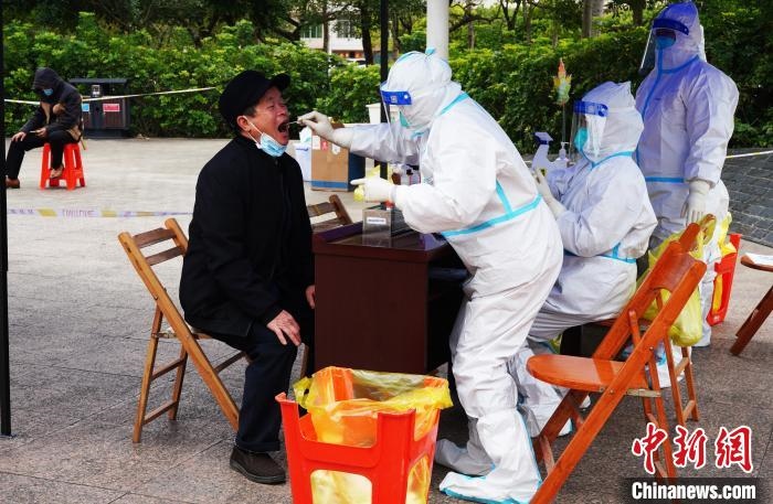 圖為德?？h組織民眾接受核酸檢測。　德?？h融媒體中心供圖